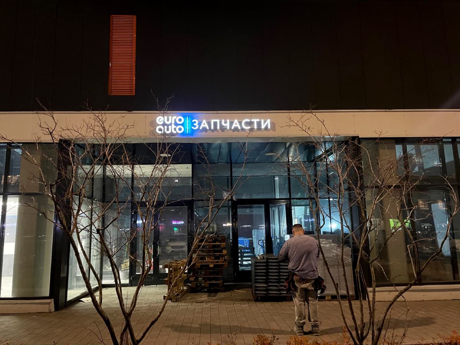 Крышные установки в Москве — буквы и конструкции на крыше здания, изготовление RUBYKZ